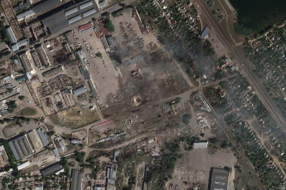 Dieses Satellitenbild zeigt die Stadt Nowa Kachowka im Gebiet Cherson nach einem ukrainischen Angriff auf ein russisches Munitionsdepot.