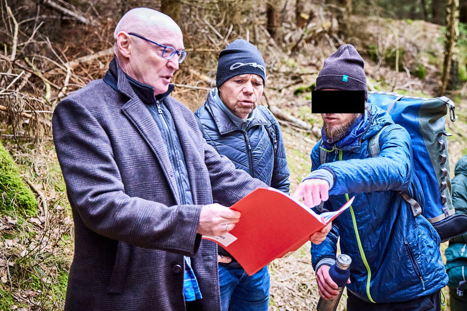 Richter Jürgen Uhlig (64, v.l.n.r.) verhandelte extra mit Anwalt Dr. Albrecht Dietze und Biker Martin D. (38) im Wald, um die Wahrheit zu finden.