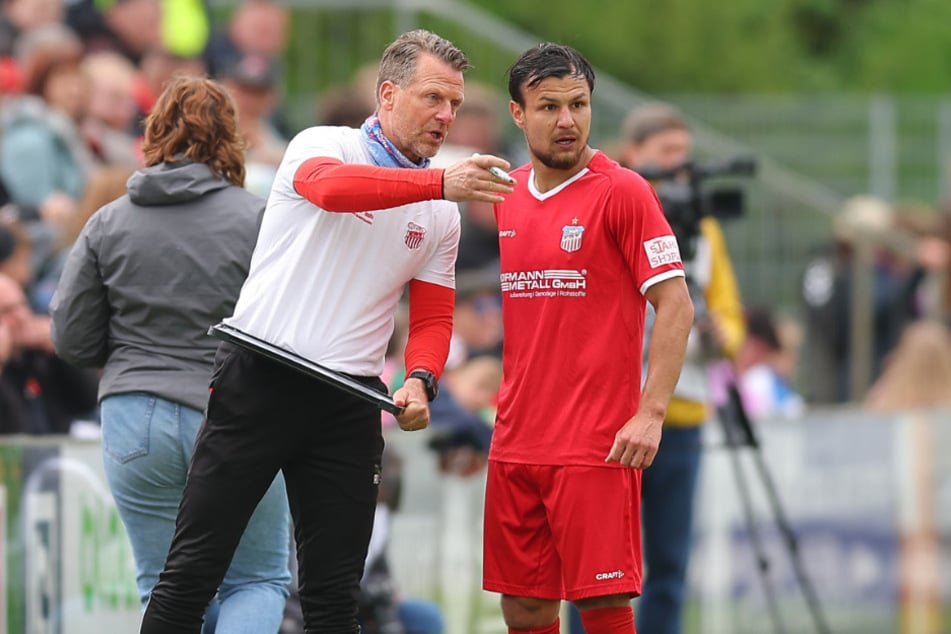 FSV-Trainer Rico Schmitt (56, l.) mit seinem neuen Kapitän Andrey Startsev (31). Dieses Amt hatte Startsev schon in Erfurt inne.