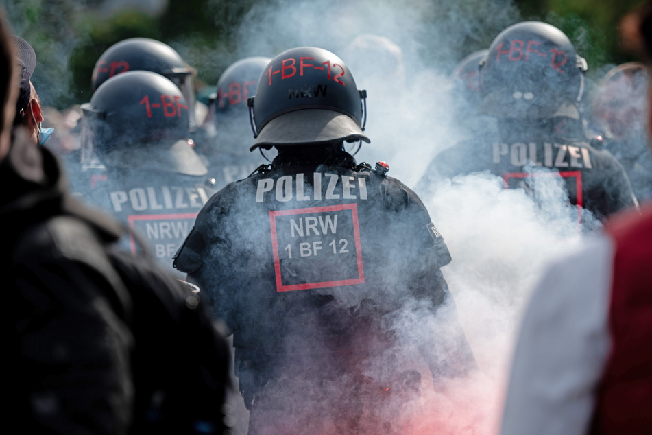 Wie die Beamten am Abend berichteten, ist es nach dem Aufstieg des VfL Bochum auf dem Stadionring zu Ausschreitungen zwischen Fans und Polizei gekommen.