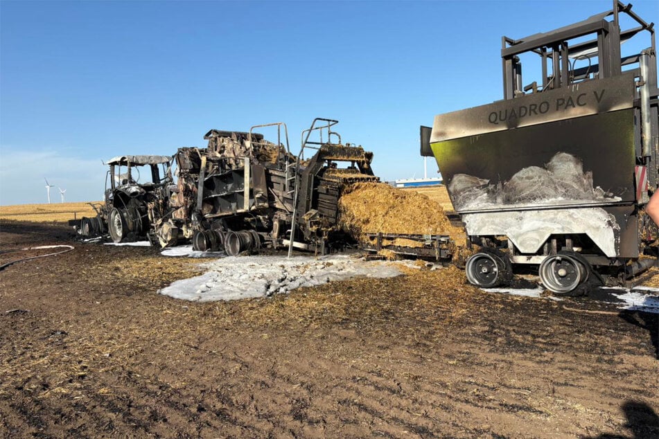 Neben dem Traktor brannten auch zwei Anhänger aus.