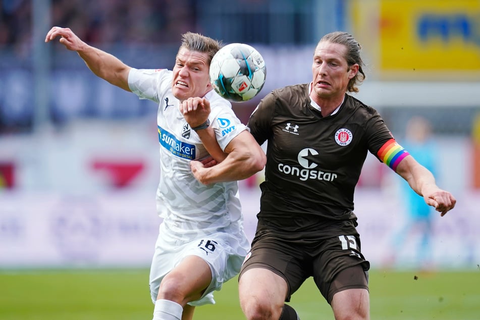 Daniel Buballa (31, r.) hat sich über die Art und Weise seines Abschieds beim FC St. Pauli beschwert. (Archivfoto)