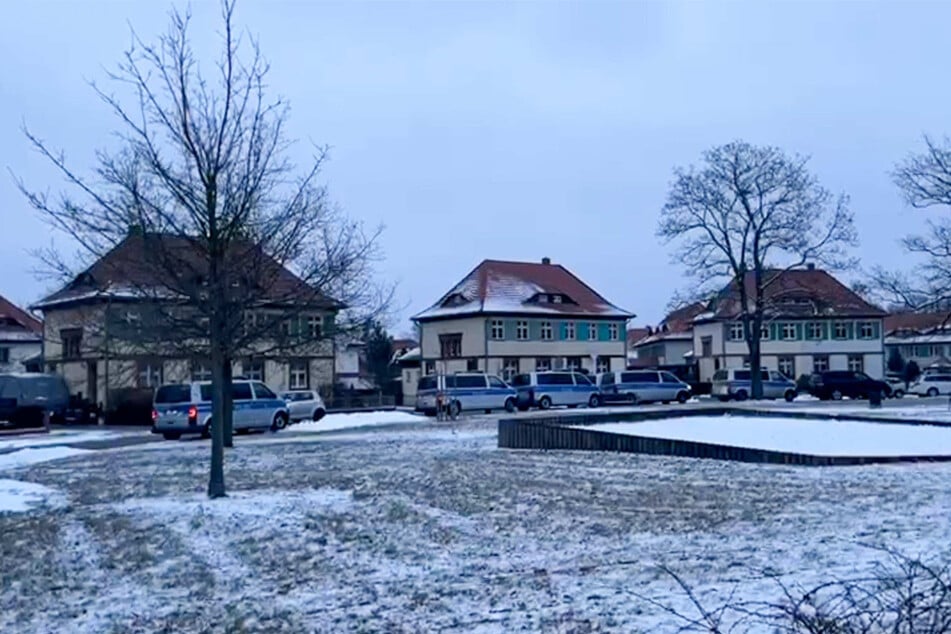 Seit Donnerstagmorgen läuft in Lauta ein Großeinsatz der Polizei.