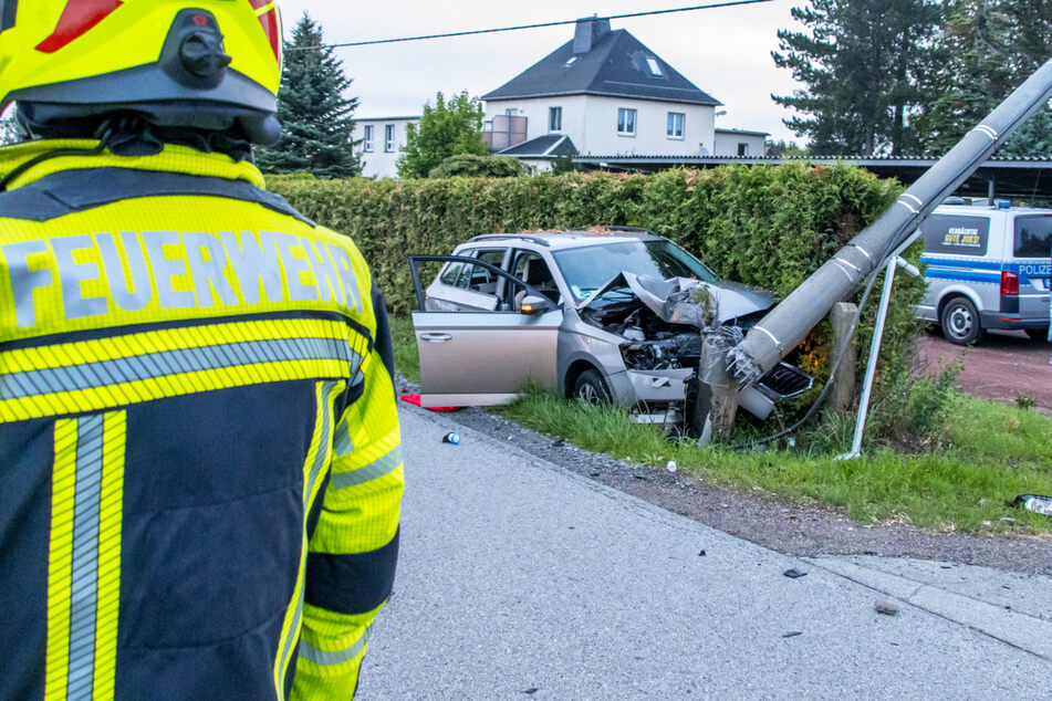 Crash im Erzgebirge: Auto knallt frontal gegen Strommast