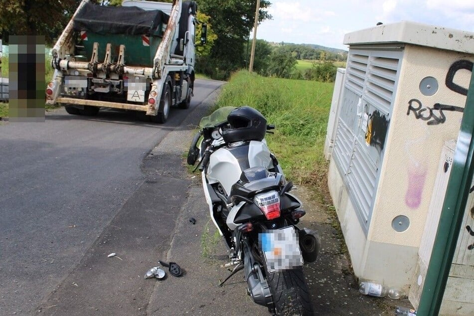 Das Motorrad musste nach dem Unfall in Overath abgeschleppt werden, der Fahrer kam ins Krankenhaus.