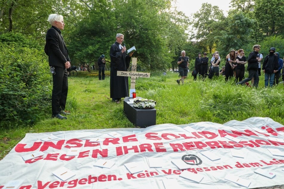 Ein mutmaßlicher Pfarrer hielt die Abschlussrede.