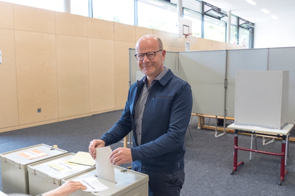 Staatskanzleichef Oliver Schenk, Spitzenkandidat der CDU Sachsen für die Europawahl, gab seine Stimme in der Grundschule "Unterm Regenbogen" ab.