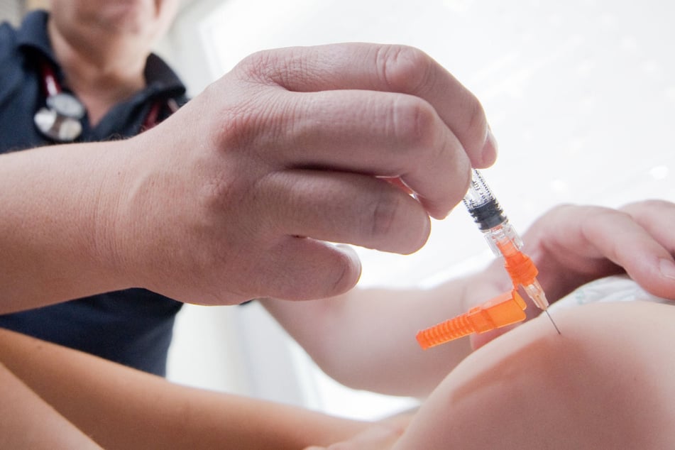 Masern werden oft als harmlose Kinderkrankheit unterschätzt. Doch auch Erwachsene sollten ihren Impfstatus im Blick haben.