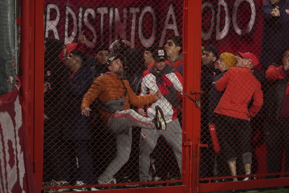 Fans zerstörten das Stadion und schlugen aufeinander ein.
