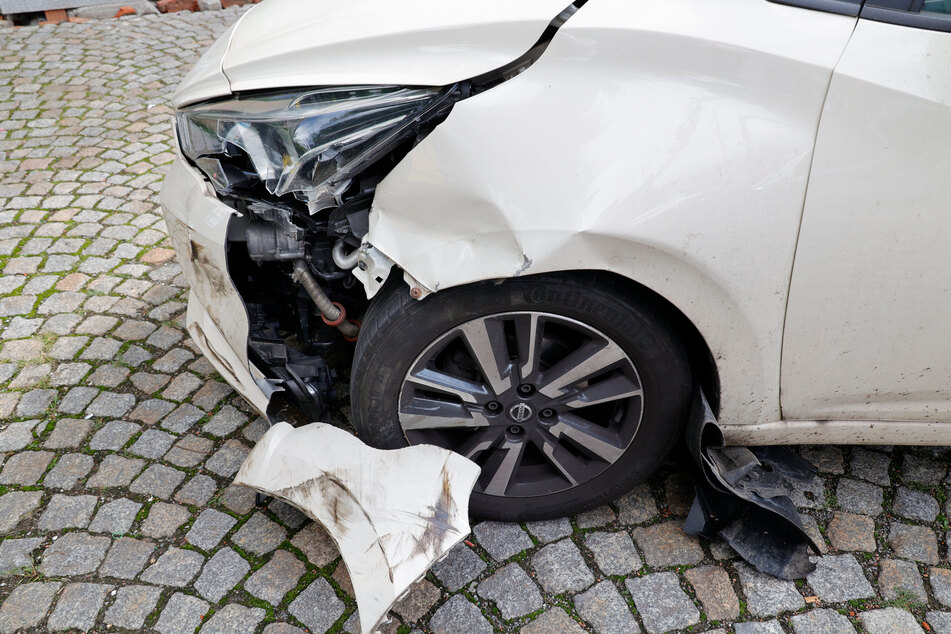 Der Nissan und auch an der Seat wurden bei dem Unfall in Chemnitz stark beschädigt.