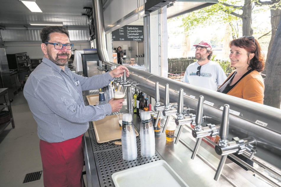 Bier, aber nur "to go" - Martin Gühring (49) zapft im Dresdner "Elbegarten" Bier für Spaziergänger.