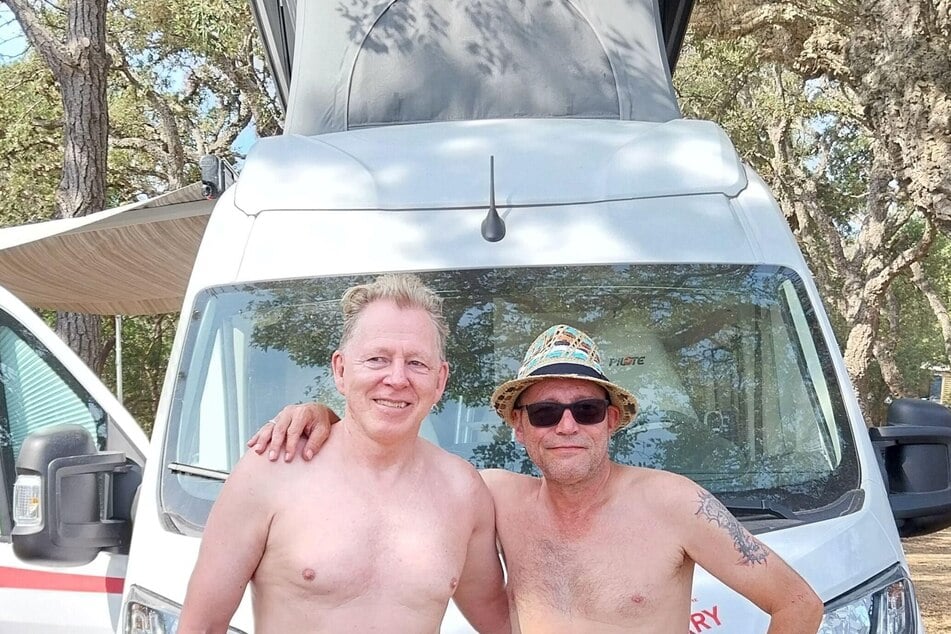 Karsten (62, l.) und Frankie (57) vor ihrem Campingmobil.
