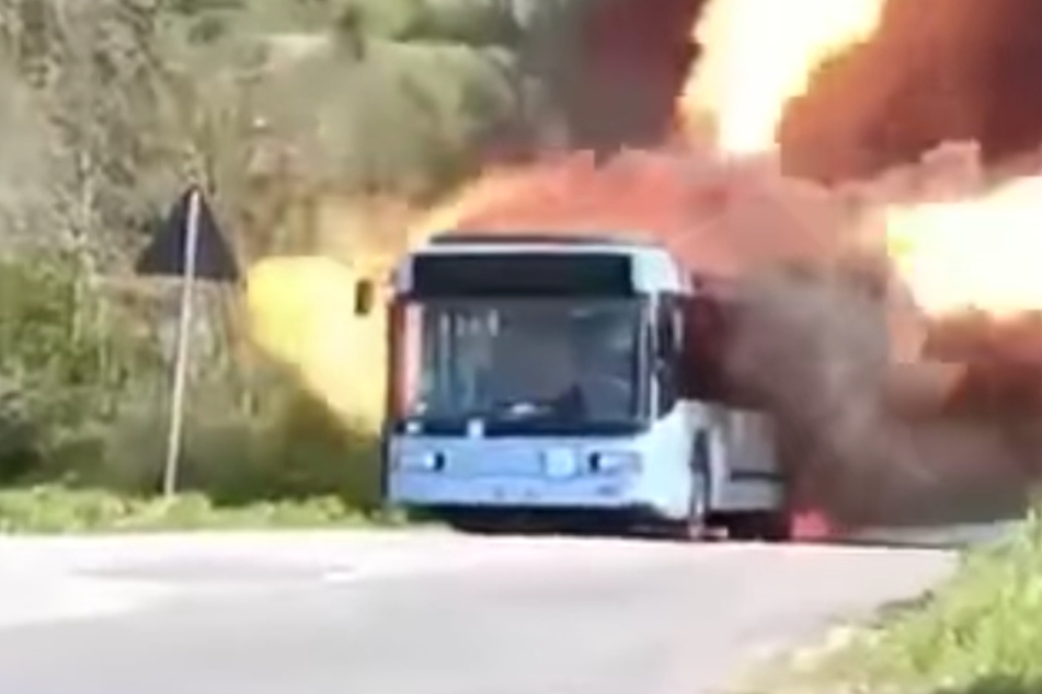 Das Video, in dem ein Bus in Italien in Flammen aufgeht, kursiert derzeit in den sozialen Netzwerken.