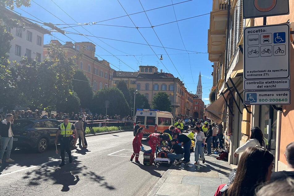 Schreckliche Szenen spielten sich am Samstag in Modena ab: Ein Mann war mit seinem Citroën in eine Menschenmenge gefahren.