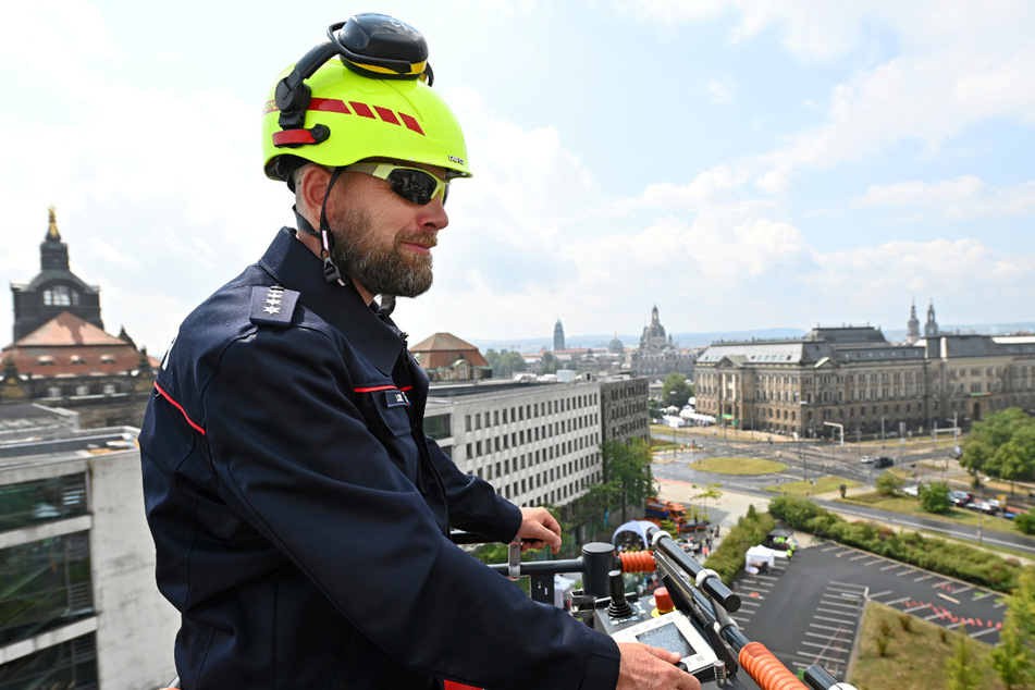 Feuerwehrmann Michael Lode (44) brachte glückliche Gewinner in den Dresdner Himmel.