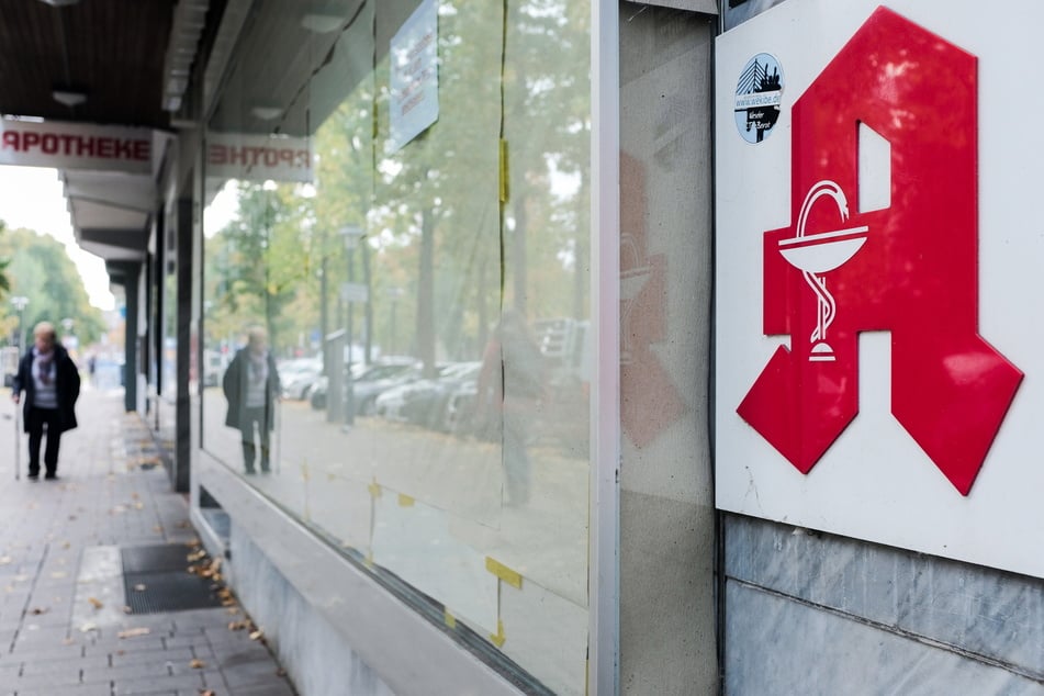 Das bekannte Apothekenzeichen ist vor allem in ländlichen Regionen immer seltener zu sehen.