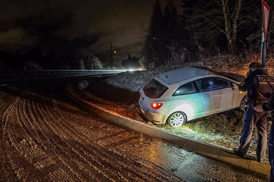 Ein Auto landete in der Nacht im Straßengraben.