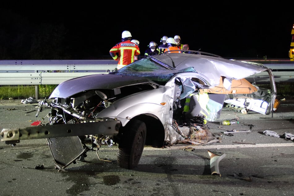 Der Ford wurde durch die Wucht des Aufpralls komplett zerstört. Der Fahrer kam mit lebensgefährlichen Verletzungen in eine Klinik.