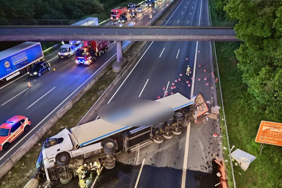 Teile der LKW-Ladung hatten sich bei dem Unfall auf der Fahrbahn verteilt.