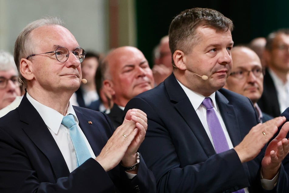 CDU-Ministerpräsident Reiner Haseloff (71, l.) will zur Landtagswahl 2026 nicht mehr antreten und macht den Weg für seinen Kollegen Sven Schulze (48, r.) frei. (Archivbild)