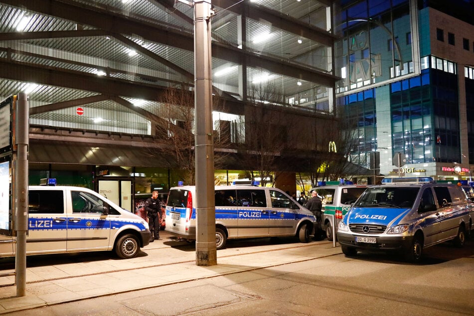 Polizei-Großaufgebot an der Zentralhaltestelle. Hoffentlich ein Bild aus vergangenen Tagen, die Beamten vermeldeten Innenstadt-Erfolge.