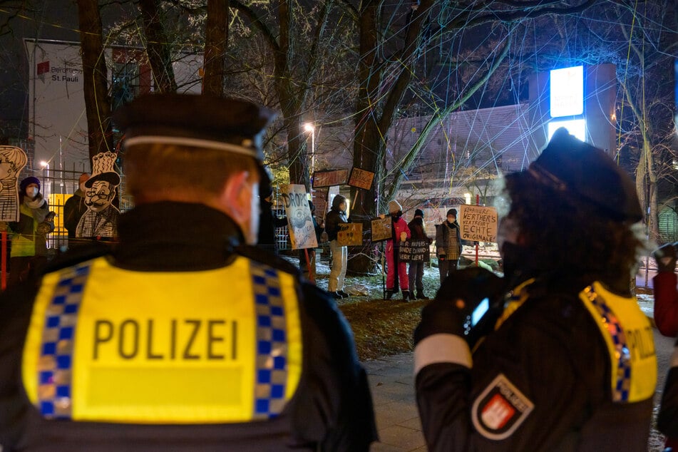 Polizisten stehen vor den Demonstranten am Neuen Pferdemarkt.