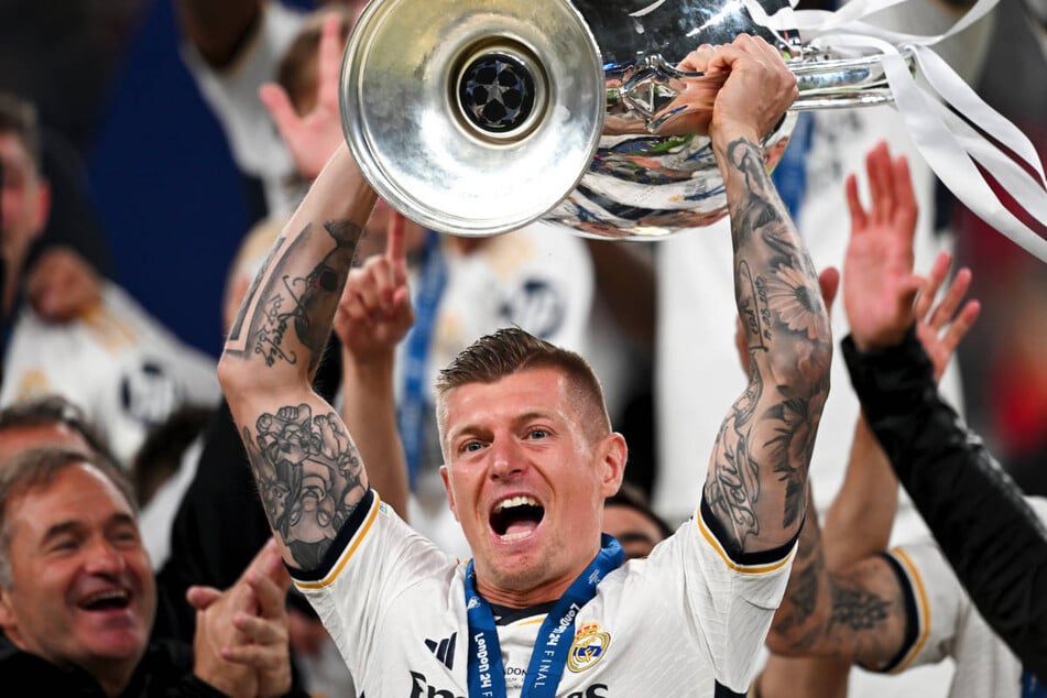 Toni Kroos durfte zum Abschluss seiner herausragenden Karriere zum sechsten Mal den Champions-League-Pokal in die Höhe stemmen.