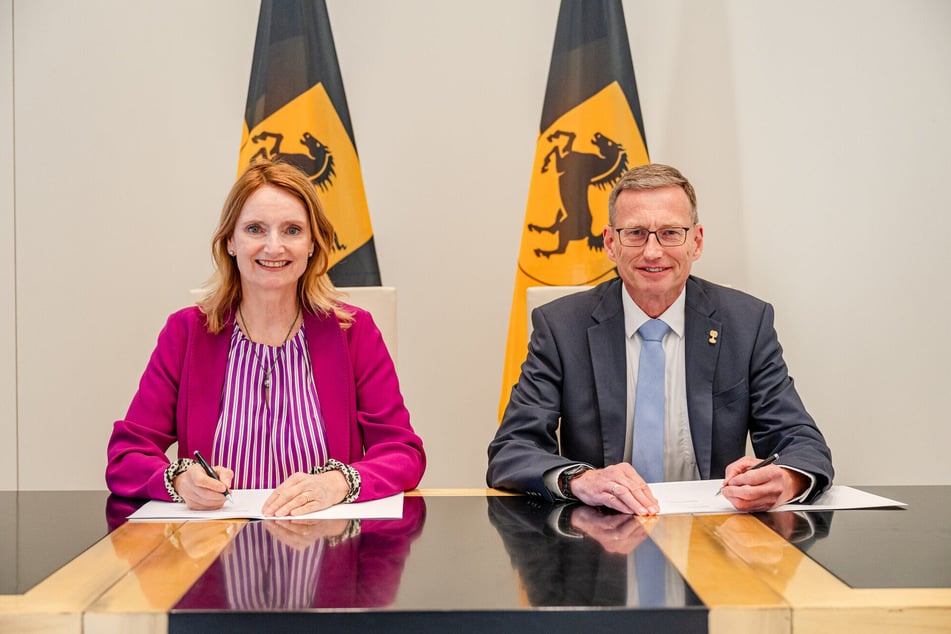 Bürgermeisterin Isabel Fezer (66, FDP) und Universitätskanzler Dr. Andreas Rothfuß (56) unterzeichneten im Stuttgarter Rathaus die Kooperation zwischen der Landeshauptstadt Stuttgart und der Universität Tübingen.