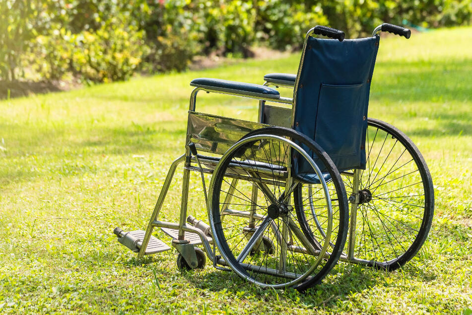 Einen Tag nach seinem Sturz in ein Bachbett ist ein 63-jähriger Rollstuhlfahrer aus Bayern gestorben. (Symbolbild)