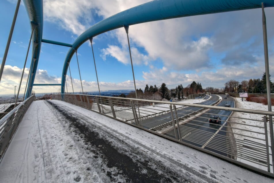 Ein Aussichtspunkt für gute Sicht auf das Silvesterfeuerwerk ist die Brücke über die Zschopauer Straße.
