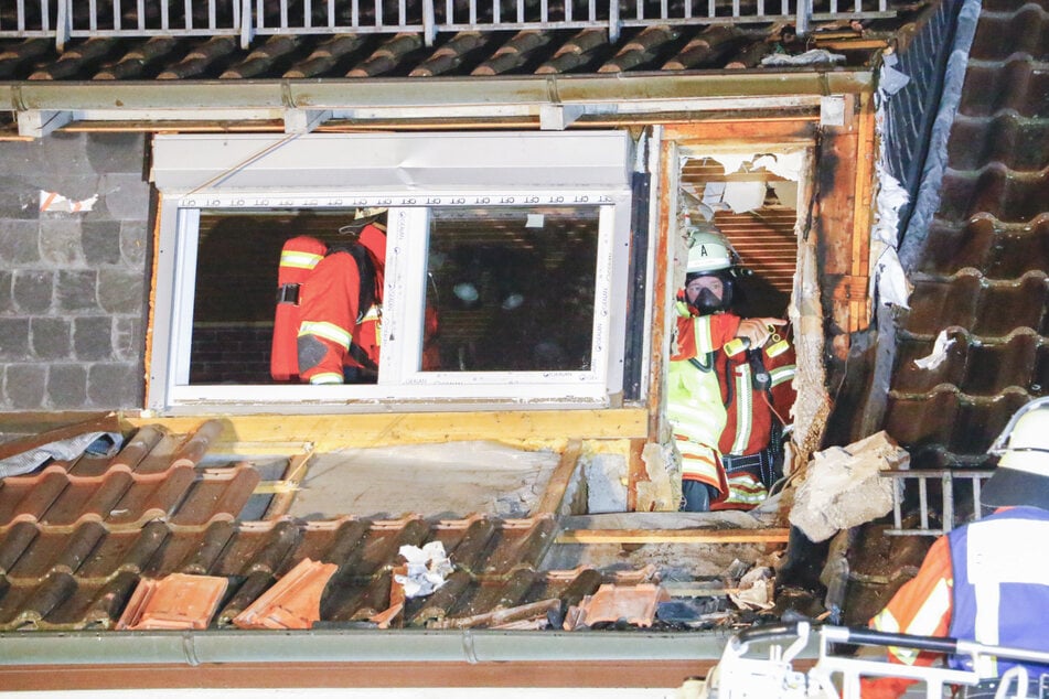 Unter Atemschutz verschafften sich die Kameraden der Feuerwehr Karlsbad Zugang zum Dachgeschoss.