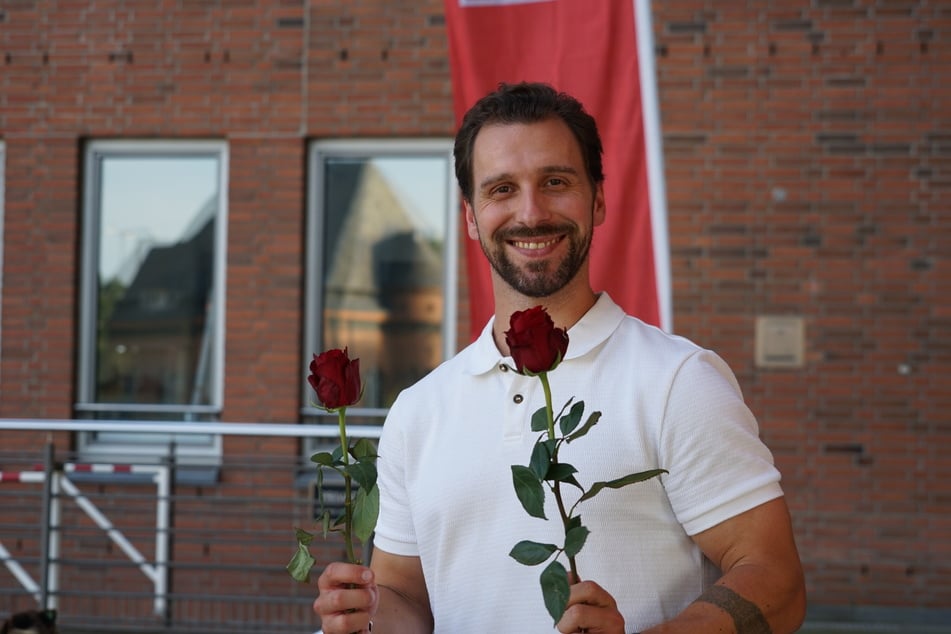 Bachelor für einen Abend: TAG24-Redakteur Tobi verteilte zu Beginn an alle Gäste eine Rose.