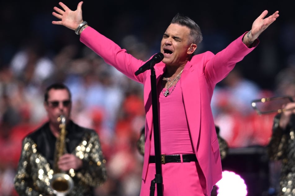 Live unentwegt auf Tour, neue Musik von Robbie Williams (49) gab es für seine Fans seit Jahren aber nicht zu hören.