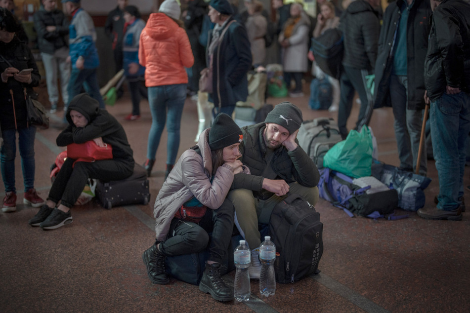 Ukrainer warten am Bahnhof in Lwiw auf einen Zug, um aus der Ukraine zu fliehen.