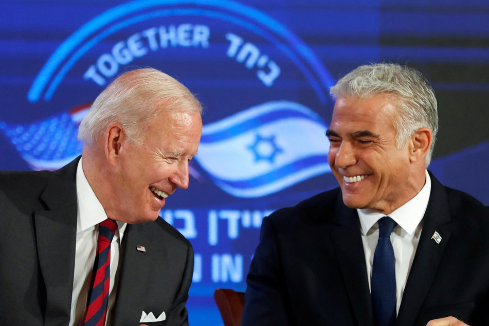 US President Joe Biden (l.) and Israeli Prime Minister Yair Lapid sign a security pledge in Jerusalem.