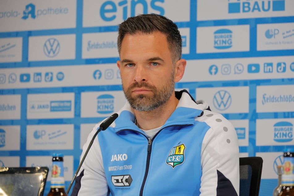 CFC-Trainer Benjamin Duda (37) hat mit seiner Mannschaft ein paar Angriffsvarianten einstudiert.