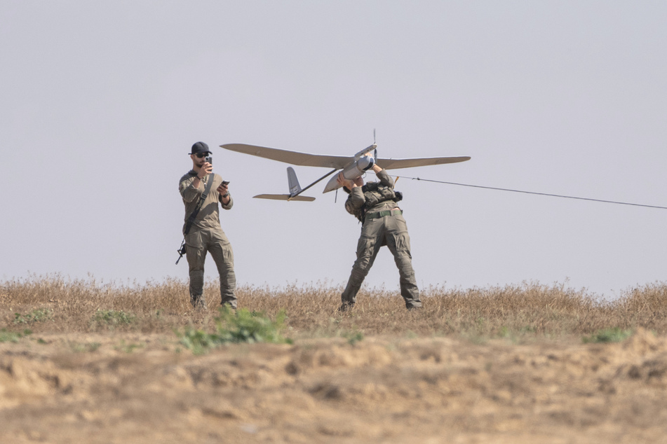 Israelische Soldaten bereiten eine Drohne für den Abflug vor. Angriffe aus der Luft werden vermehrt auf diese Art und Weise durchgeführt.