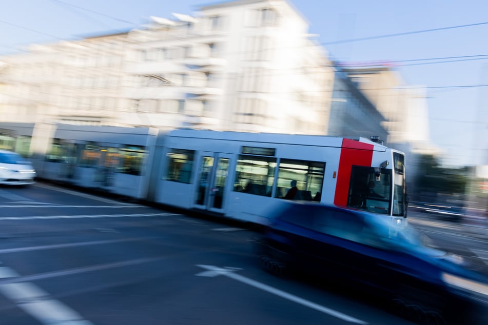 Heftiger Unfall: Person in Düsseldorf 300 Meter von Straßenbahn mitgeschleift