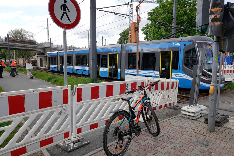 Ein Radfahrer wurde am Dienstagnachmittag in Chemnitz von einer CVAG-Straßenbahn erfasst. Der Mann kam schwer verletzt in ein Krankenhaus.
