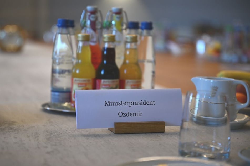 Das neue grün-schwarze Kabinett von Ministerpräsident Cem Özdemir (60, Grüne) tagte erstmals regulär.