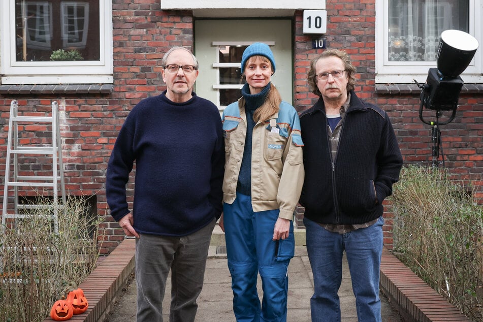 Die Schauspieler Olli Dittrich (69,l-r), Katharina Schubert (48) und Bjarne Mädel sind in "Prange - Man ist ja Nachbar" zu sehen. (Archivbild)
