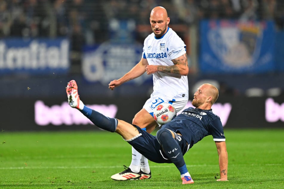 Toni Leistner (35, l.) hat vor dem 0:3 einen entscheidenden Zweikampf gegen Kontrahent Philipp Hofmann (32) verloren - es war nicht sein einziger Fehler.