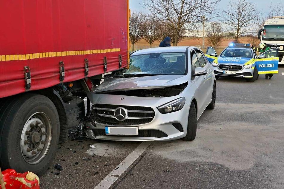 Der Daimler wurde bei dem Unfall bis zum Beifahrersitz eingedrückt.