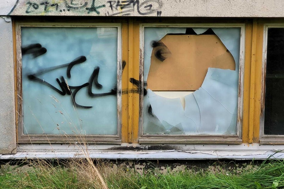 Zugang verschafften sich die Täter durch ein eingeschlagenes Kellerfenster.
