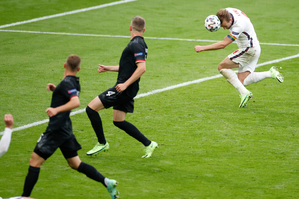 Der Treffer, der das Spiel entschied: Harry Kane (27, r.) erzielt das 2:0 für England. Die deutschen Abwehrspieler schauen nur zu.