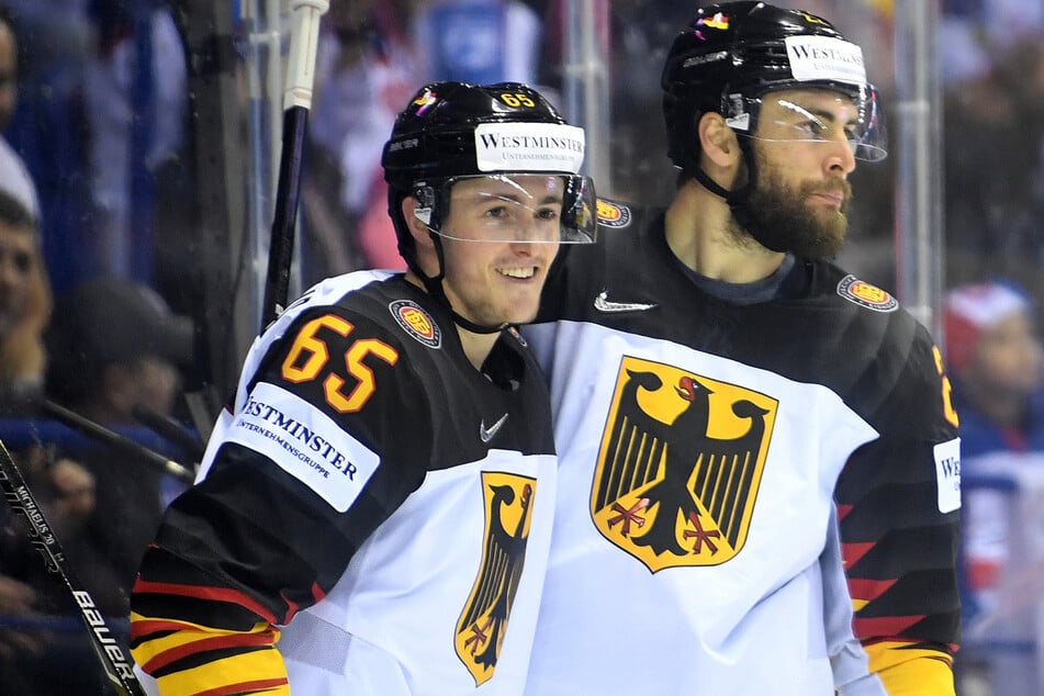 Marc Michaelis (25, l.) und Matthias Plachta (29) beim Eishockey-Länderspiel der Deutschen Nationalmannschaft gegen Finnland.