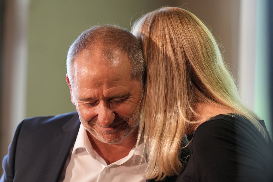 Emotionaler Wahl-Sonntag bei den Grünen: Bernhard Stengele (61) und Madeleine Henfling (41), die als Spitzenkandidatin der Partei ins Rennen gegangen waren.