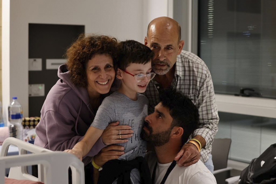Der 9-jährige Ohad trifft seinen Vater, seinen Bruder und Familienmitglieder im Schneider Children's Medical Center in Israel nach seiner Freilassung. Der Junge war am 7. Oktober bei einem Überfall der islamistischen Hamas auf Israel entführt worden.