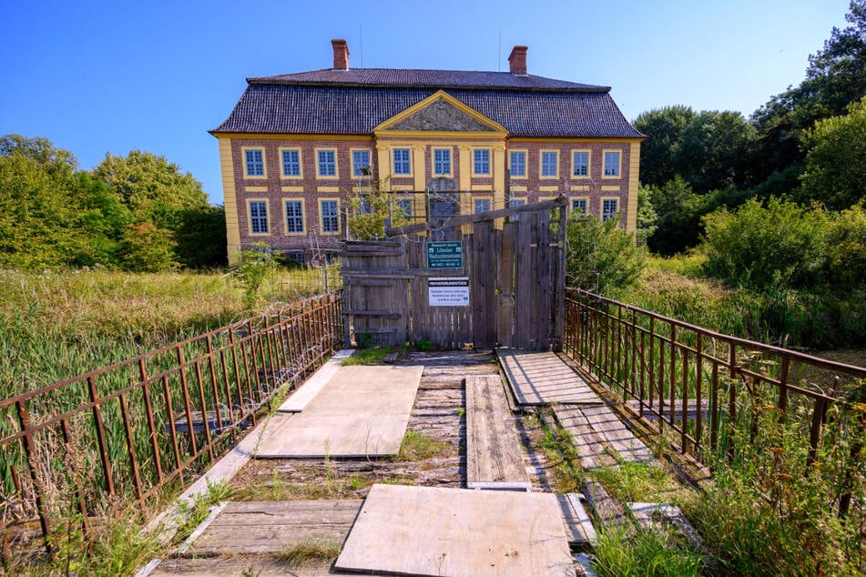 Über den Wassergraben zum Schloss Johannstorf führt eine nur notdürftig reparierte Brücke. (Archivbild)