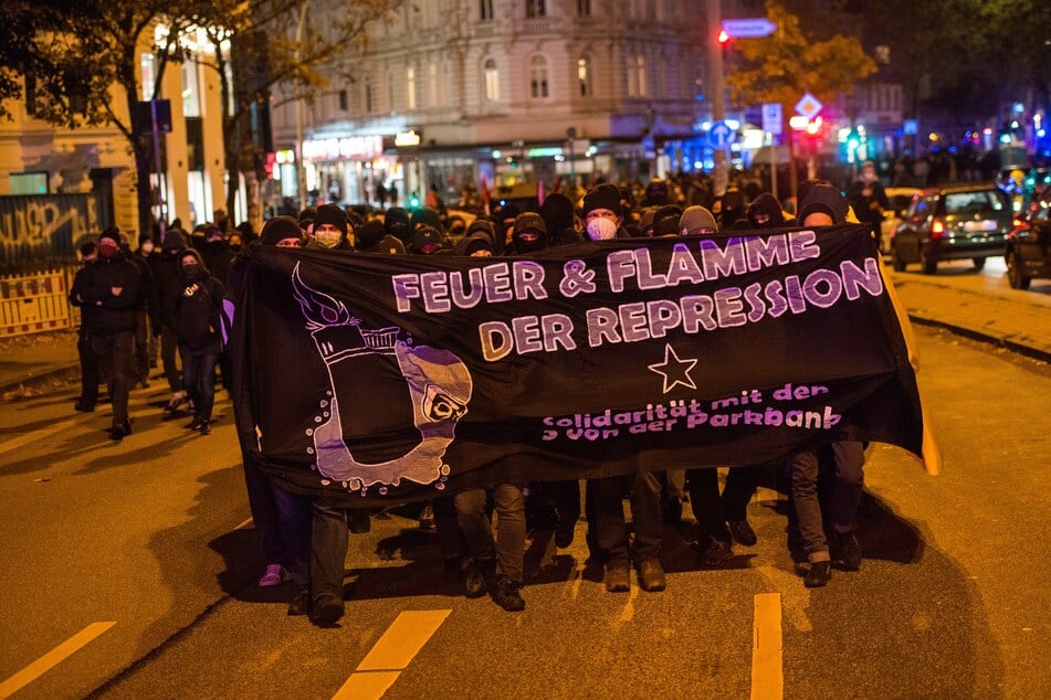 Hamburg: Anschläge zum G20-Jahrestag geplant? Linke fordern Freiheit für Parkbank-Trio
